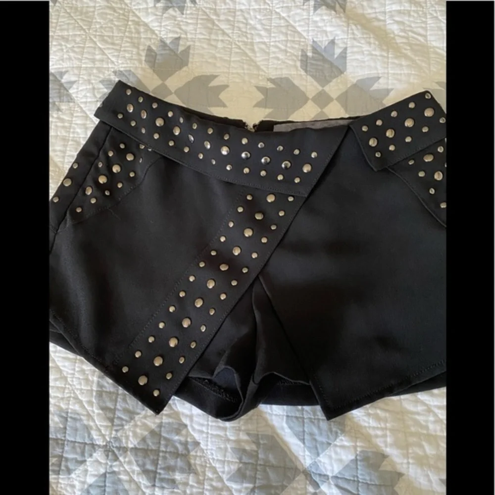 GUESS size 0 black studded skort - Picture 4 of 12